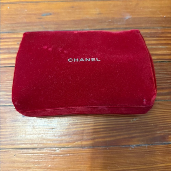 New Chanel Luxurious Red Velvet Cosmetic Case - Picture 4 of 4
